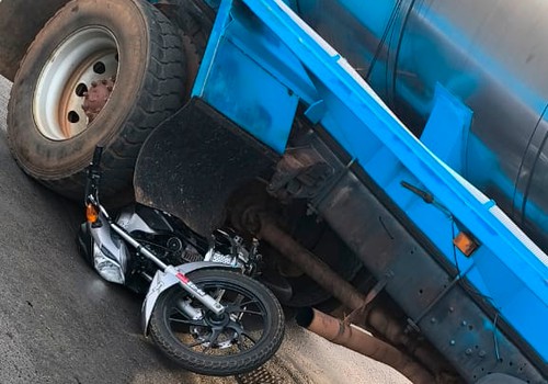 Motocicleta vai parar debaixo de caminhão e condutor fica ferido em acidente no bairro Planalto; veja