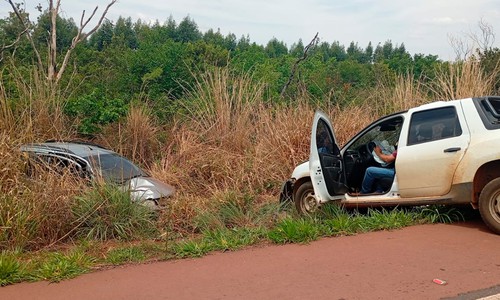 Colisão frontal na BR 365 deixa motorista ferido e carros bastante danificados