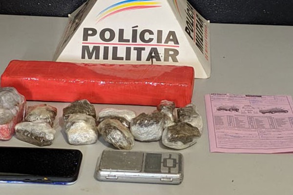Jovem e garoto tentam fugir, mas acabam presos com mais de 1kg de drogas em Patos de Minas