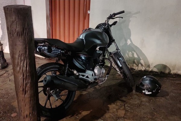 Motociclista remove placa, foge de abordagem policial, bate em muro e passa a virada na delegacia