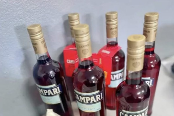 Jovem é preso em hipermercado ao pagar por Gatorade e 1 Campari, mas furtar outros 6 litros da bebida alcoólica