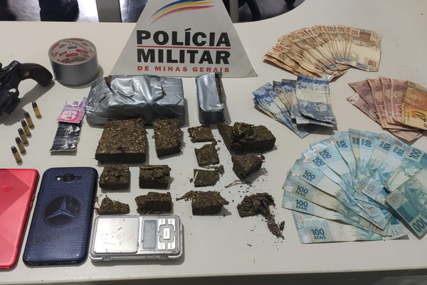 PM flagra dupla picotando droga em São Gotardo e apreende maconha, LSD, arma e dinheiro