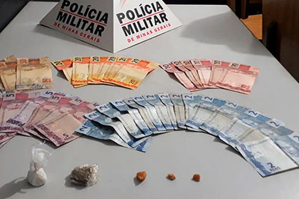 Jovem é presa por tráfico de drogas logo após usuário comprar crack na residência dela