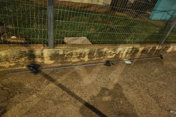 Homem de 52 anos é flagrado carregando barras de vergalhões nos ombros durante a madrugada