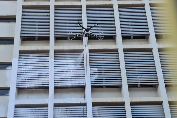 Empresa chama a atenção ao usar drone para lavar a fachada do Fórum de Patos de Minas