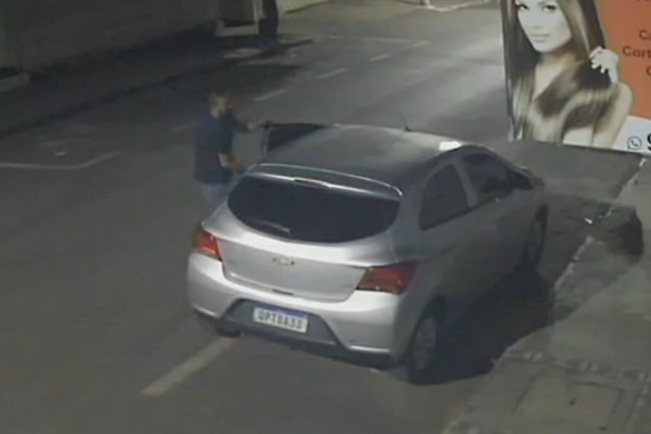Jovem tem anéis de ouro avaliados em R$10 mil furtados de dentro de carro em Patos de Minas; veja vídeo