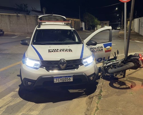 Adolescente de 17 anos tenta fugir de abordagem, bate em viatura da Polícia Militar e vai parar na Delegacia