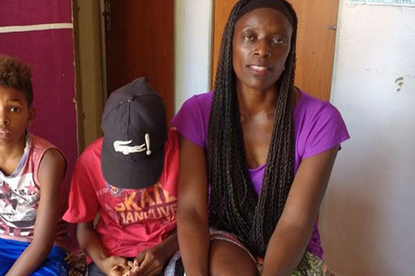 Mãe de família desempregada e com 3 filhos menores pede ajuda da população de Patos de Minas