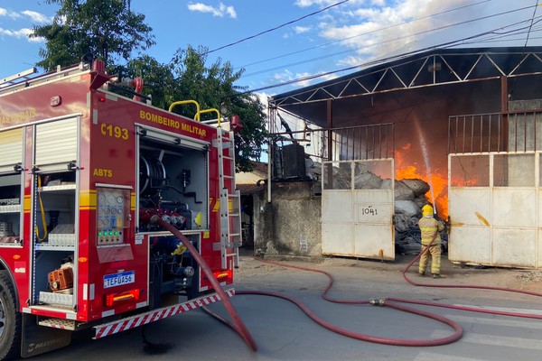 Incêndio atinge depósito de materiais recicláveis no centro de Patos de Minas