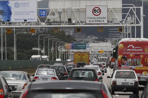 Carro é o principal meio de transporte para o trabalho, diz Censo
