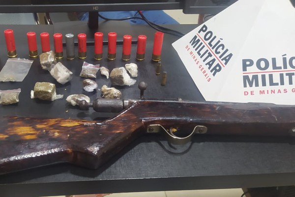 PM Ambiental prende dupla com escopeta calibre 12, munições e vários tabletes de maconha