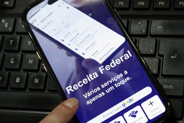 Receita paga nesta sexta maior lote de restituição do IR da história