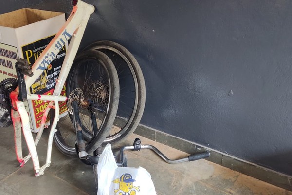 Polícia recebe denúncia de furto e recupera bicicleta já desmontada em Patos de Minas