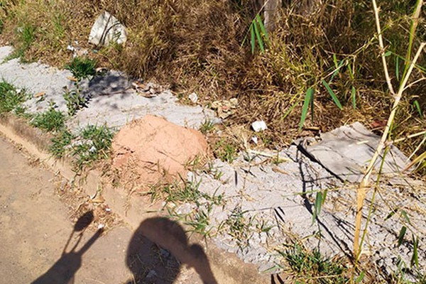 Morador do Laranjeiras denuncia despejo de concreto e descarte de entulho em área de preservação
