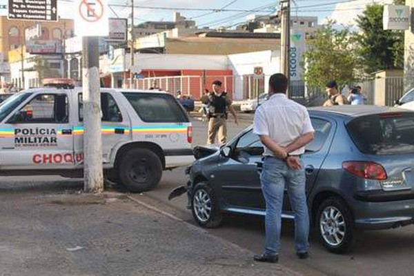 Perseguição policial a suspeitos armados termina em acidente na Major Gote