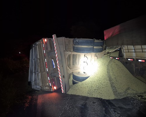Bitrem tomba com 38 toneladas de soja após pane mecânica na MG 188 e interdita totalmente rodovia