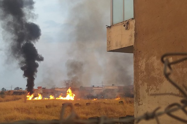 Fogo em madeira e incêndio no kartódromo mobilizam Corpo de Bombeiros em Patos de Minas