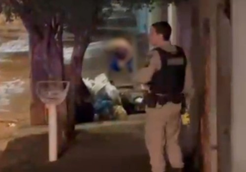 Homem em surto psicótico se arma com faca e precisa ser contido com uso de Taser pela PM