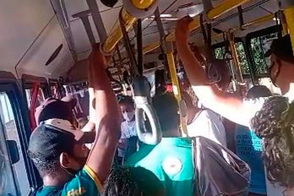 Com volta às aulas e retomada da economia, passageiros reclamam de lotação nos ônibus
