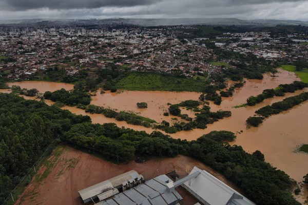 Imagens aéreas mostram dimensão da enchente do Rio Paranaíba em Patos de Minas; VEJA