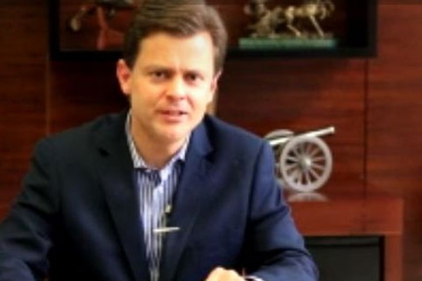 Quer saber como acabar com os buracos nas ruas da cidade? Veja o que diz Arnaldo Queiroz