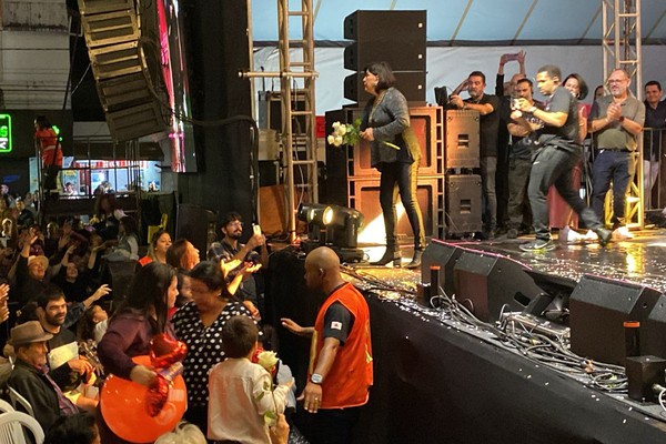 Roberta Miranda fecha show na Fenapraça 2026 com o sucesso “Vá com Deus”; veja ao vivo