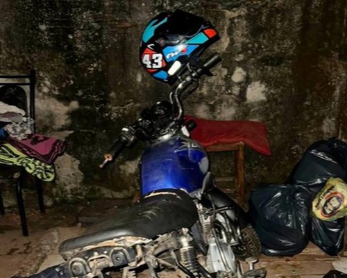 Polícia encontra pedras de crack e motocicleta furtada escondida em residencia, em Patos de Minas