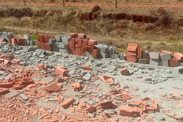 Materiais de construção desabam de carreta e obstruem parte de estrada em distrito de Patos de Minas