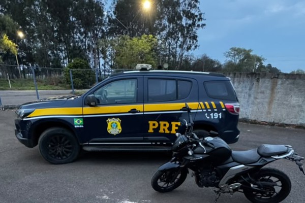 Homem é preso com motocicleta adulterada, em Patos de Minas; ele disse que pagou R$5mil pelo veículo
