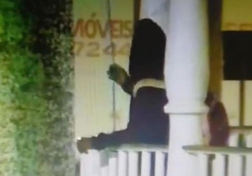 Homem é preso em flagrante por causar danos no Coreto Municipal para furtar fios de cobre