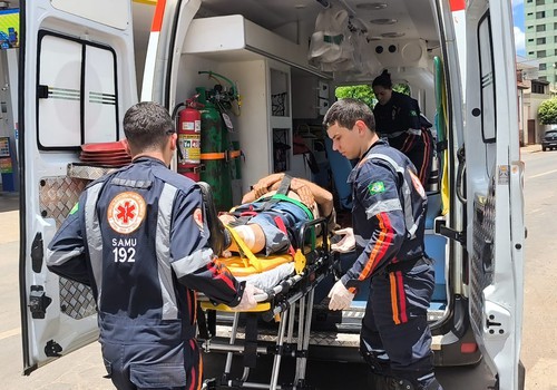 Pedestre é atropelado no Centro de Patos de Minas e tem que ser socorrido pelo SAMU