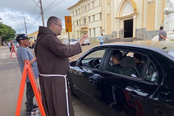 Chuva de bênçãos! Frades Capuchinhos abençoam veículos e condutores em Patos de Minas