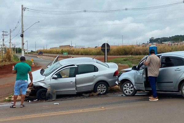 Motorista inicia conversão e bate na lateral de carro no Trevo da Escola Agrícola, em Patos de Minas
