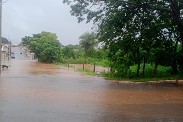 Córrego transborda em Presidente Olegário e água invade casas e comércios