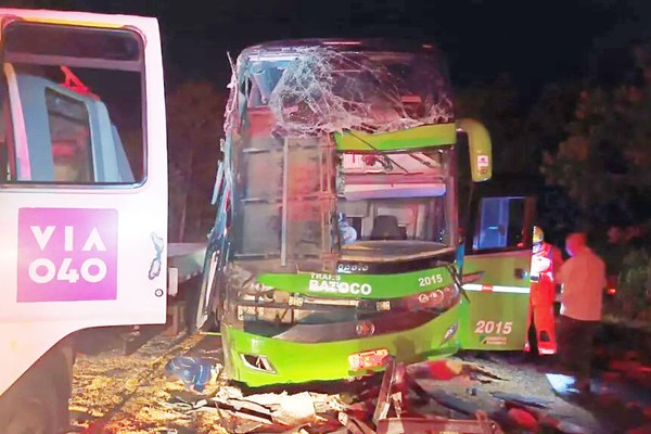 Ônibus com 20 pessoas bate em carreta na BR 040, 2 morrem e vários ficam feridos