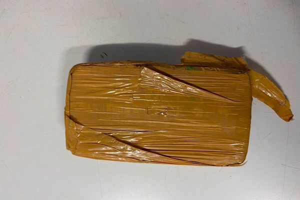 Motorista tenta fugir da PM, bate em monte de areia e é preso com barra de crack em Patos de Minas