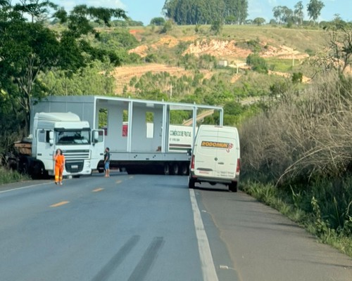 Carreta com carga gigante quebra e fica atravessada na BR-354; trânsito é interditado