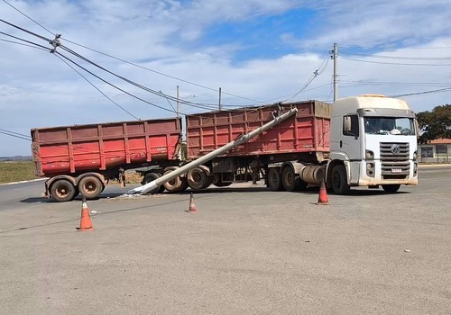 Fiação cai sobre carreta após batida em poste e mobiliza equipes de emergência, em Patos de Minas