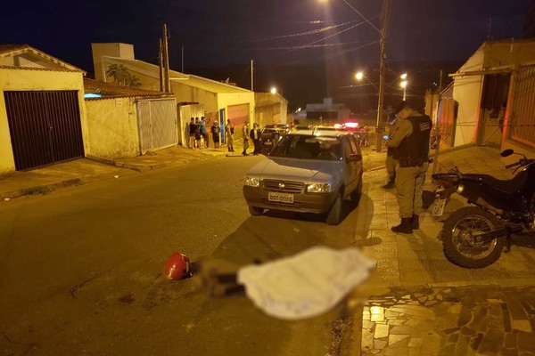 Homem é assassinado na porta de casa no bairro Nossa Senhora de Fátima