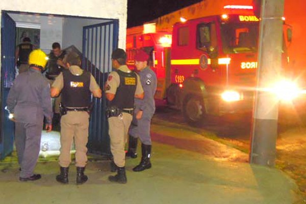 Incendiário joga gasolina e tenta por fogo em polo educacional no centro de Patos de Minas