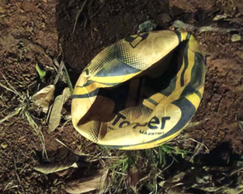 Morador fura a bola e futebol em campo improvisado vira caso de polícia em Santana de Patos