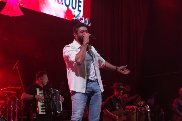Henrique e Juliano abrem show na Fenamilho  2026 com o sucesso “Última saudade”; veja ao vivo