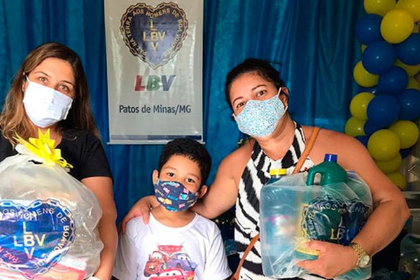 Instituição distribui kits de limpeza, cestas básicas e presentes para famílias carentes em Patos de Minas