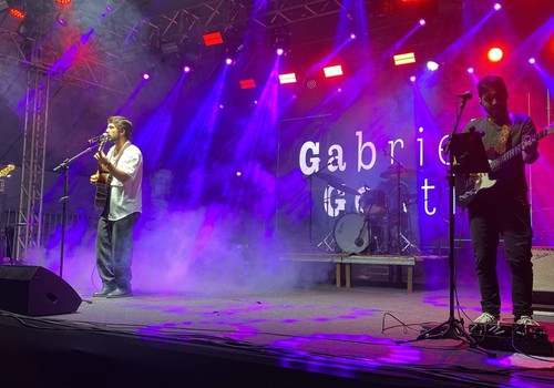 Gabriel Gonti canta “Bete Balanço” e agita Fenapraça com participação de Pieit; veja ao vivo