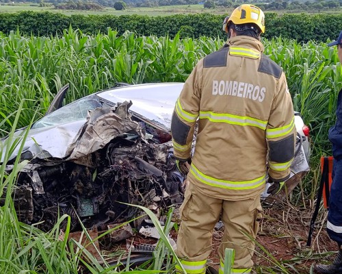 Veículo de passeio bate de frente com caminhão e deixa um morto e cinco feridos na MG 230