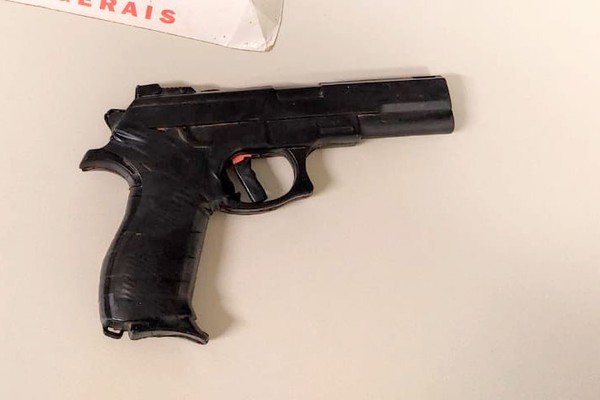 Jovem de 25 anos é preso com simulacro de pistola após se apropriar de carro em Patrocínio