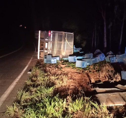 Carreta carregada de abacate a granel tomba na MGC 354 e 3 pessoas ficam feridas em Lagamar