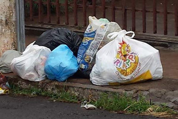 Moradores amanhecem com lixo na porta de casa e se preocupam com o serviço