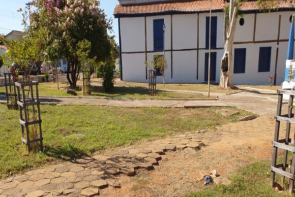 Justiça manda município restaurar duas praças históricas de Paracatu a pedido do MP