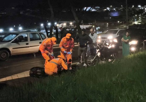 Motociclista morre após perder o controle na Av. JK, atravessar canteiro central e atingir poste